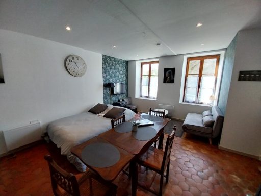 couchage pour 2 adultes dans le salon