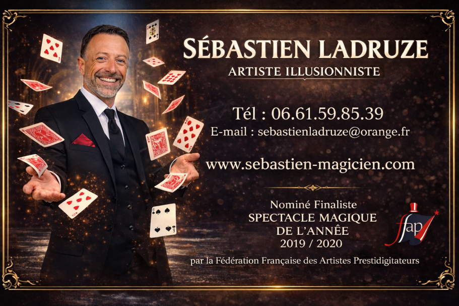 Magicien Ladruze Sébastien Sébastien Ladruze, illusionniste, souriant, avec des cartes à jouer. Coordonnées et site web inclus.